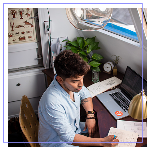 Freiberufler sitzt bei freiberuflichen Arbeiten und erledigt seine Rechnungen digital für den Steuerberater